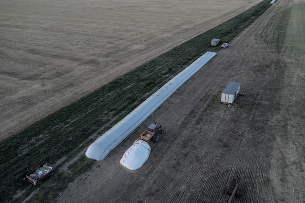 Il sacco del silo lavora nello stoccaggio del grano della campagna della pampa a La Pampa Argentina