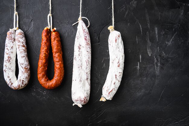 Il salame spagnolo, il fuet e il chorizo sono appesi a una griglia