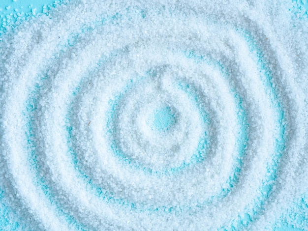 Il sale è sparso su un blu a forma di cerchio