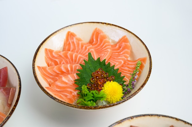 Il salmone crudo affettato Donburi ha messo su riso giapponese