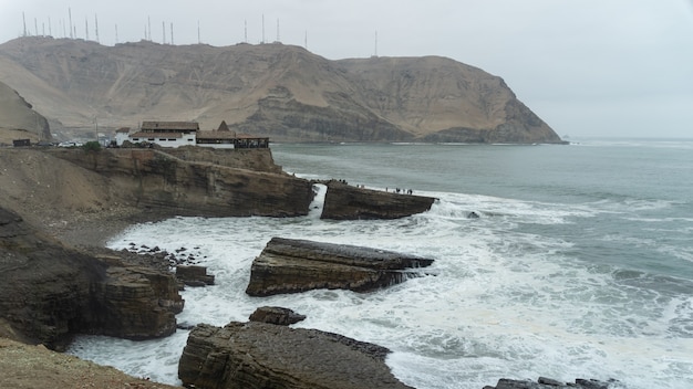 Il salto del frate, famosa scogliera a Chorrillos Lima Perù, gruppo enormi rocce della costa, onde che colpiscono le rocce