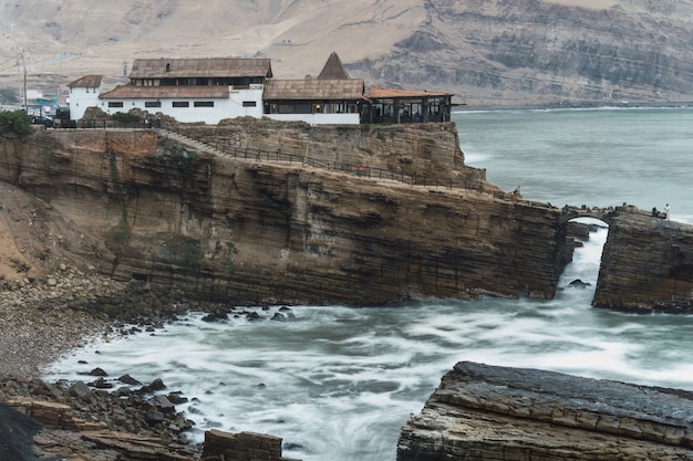 Il salto del frate, famosa scogliera di Chorrillos Lima Perù, gruppo enormi rocce della costa, onde che colpiscono le rocce