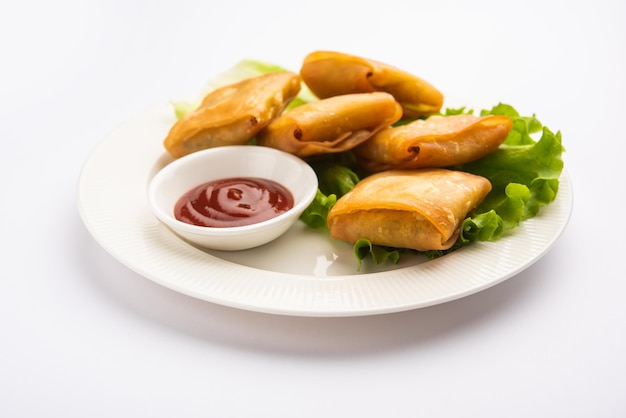 Il samosa cinese di verdure è uno spuntino fritto di forma quadrata preparato con sfoglie di pasta fatta in casa e gustosi ripieni di tagliatelle