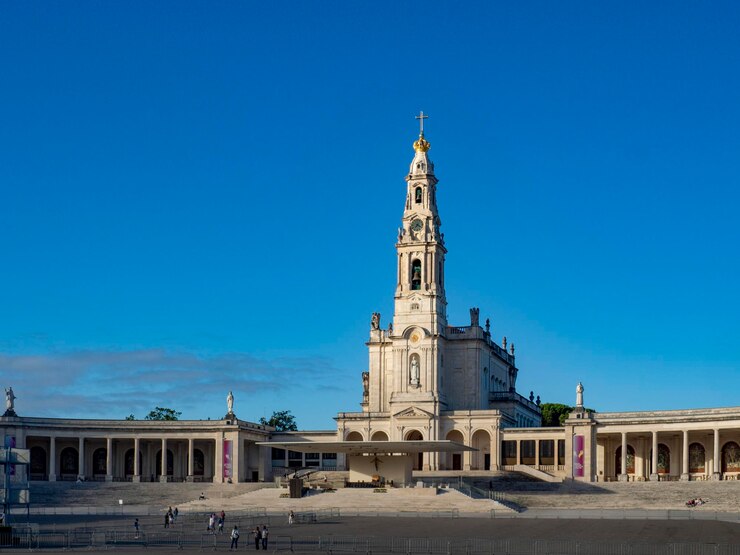 Il Santuario di Fatima in una bella giornata estiva in Portogallo
