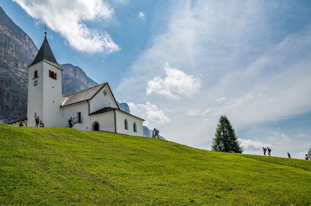 Il santuario di Santa Croce sotto il Sas dla Crusc, nelle Dolomiti della Val Badia, Italia