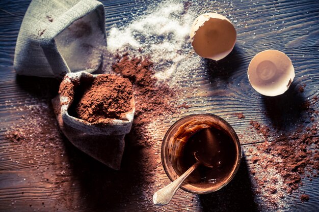 Il sapore del tuorlo d'uovo d'infanzia con zucchero e cacao