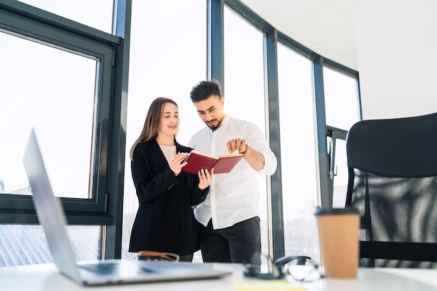 Il segretario mostra il programma delle riunioni di lavoro