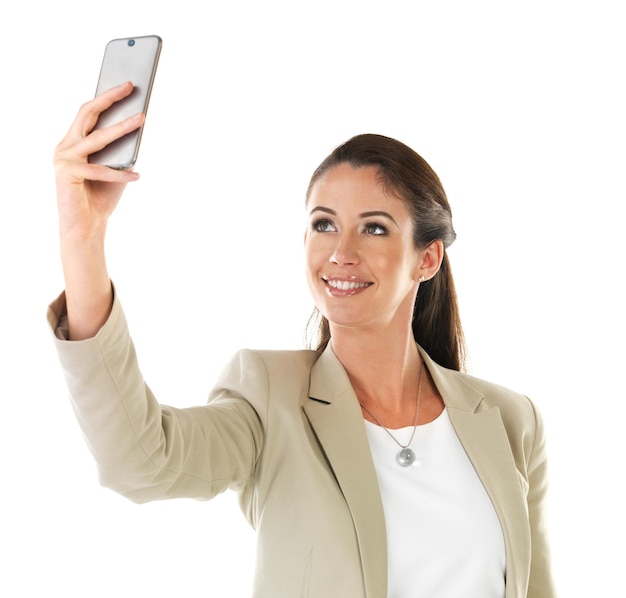 Il selfie del successo Inquadratura di una giovane donna che si fa un selfie su uno sfondo bianco