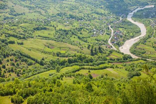 Il sentiero stretto è sullo sfondo di prati verdi e molte case.