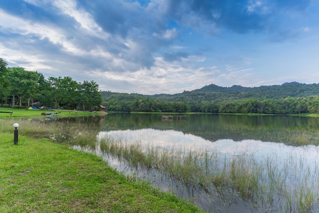 Il serbatoio al Jedkod Pongkonsao Natural Study and Ecotourism Center, Saraburi, Thailandia