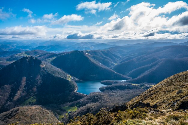 Il serbatoio di Añarbe visto da Peñas de Aia, Guipuzcoa. Paesi Baschi