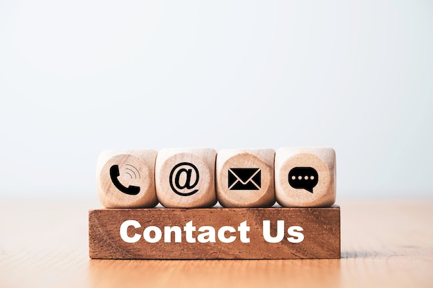 Il servizio clienti e il concetto di contatto commerciale blocco di legno del cubo che stampa l'indirizzo e-mail e il messaggio del telefono della lettera dello schermo