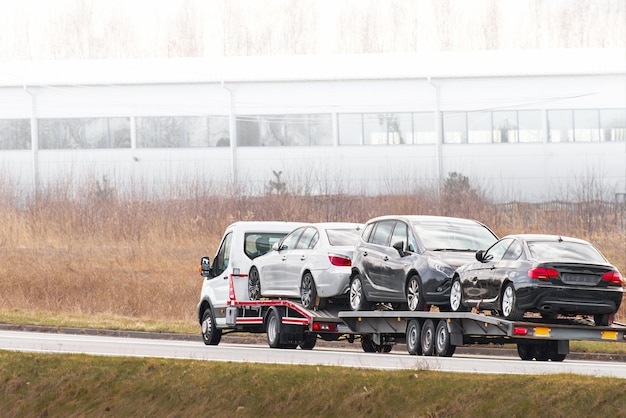 Il servizio di rimorchio di emergenza recupera un'auto autostradale