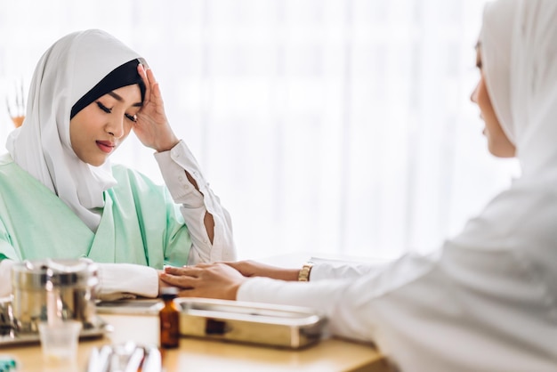 Il servizio medico della donna asiatica musulmana aiuta a sostenere la discussione e la consulenza parla con la paziente musulmana alla riunione dell'assistenza sanitaria esprimono il concetto di fiducia in ospedale e medicina