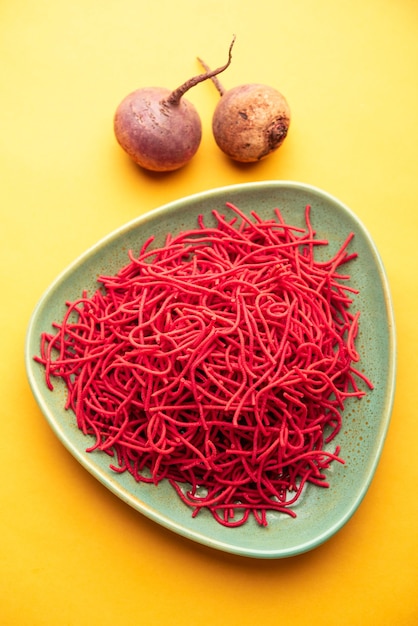 Il sev di barbabietola o noodles fritti è una ricetta namkeen colorata e salutare dall'India