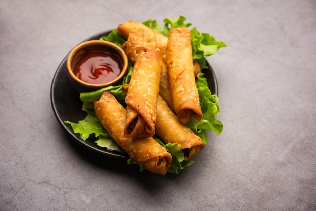 Il Sigaro Samosa a forma di rotolo è il perfetto finger food servito con ketchup