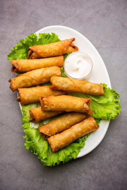 Il Sigaro Samosa a forma di rotolo è il perfetto finger food servito con ketchup