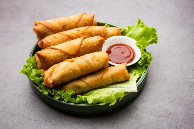 Il Sigaro Samosa a forma di rotolo è il perfetto finger food servito con ketchup