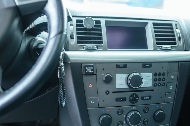 Il siluro e il pannello di controllo dell'auto. il concetto di auto usate