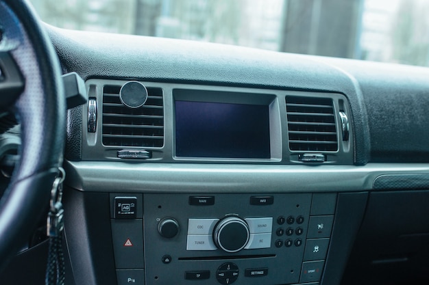 Il siluro e il pannello di controllo dell'auto. il concetto di auto usate