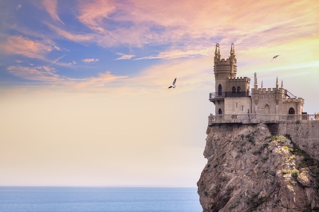 Il simbolo della Crimea è il castello del nido di rondine al tramonto