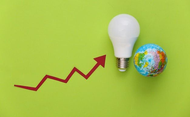 Il simbolo della modernizzazione del consumo energetico. Eco, risparmia l'energia. Globo e lampadina moderna con la freccia di crescita su green