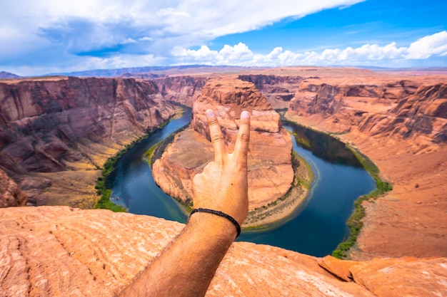 Il simbolo della pace su Horseshoe Bend e il fiume Colorado sullo sfondo