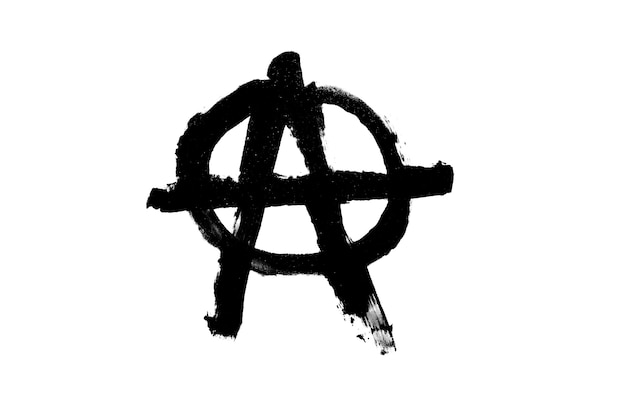 Il simbolo nero dell'anarchia è isolato su uno sfondo bianco. Foto di alta qualità