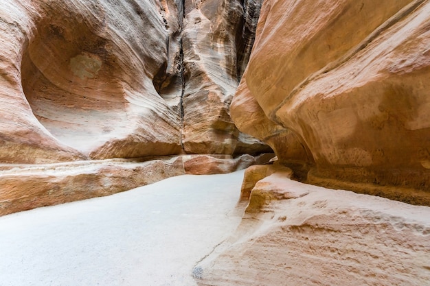 Il Siq, lo stretto canyon da slot che funge da passaggio di accesso alla città nascosta di Petra, in Giordania