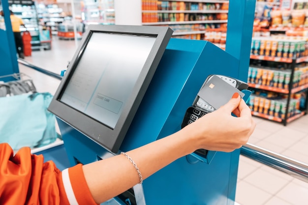 Il sistema di cassa automatizzato self-service dei supermercati fornisce un'esperienza di acquisto senza interruzioni che consente ai clienti di scansionare e pagare con carta di credito i loro articoli al proprio ritmo