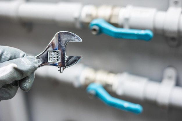 Il sistema di tubazioni di installazione del lavoratore idraulico maschio utilizza la chiave con il rubinetto dell'acqua Servizio di controllo e riparazione dell'impianto idraulico