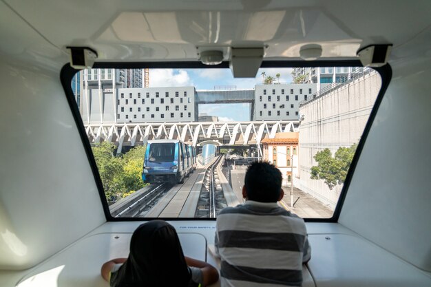 Il sistema ferroviario completamente automatizzato del centro di Miami con la città sullo sfondo