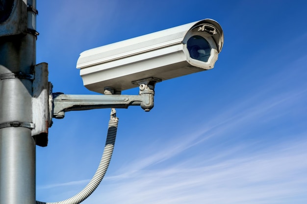 Il sistema hitechnology della telecamera IP CCTV installato con copertura impermeabile per proteggere la telecamera è il concetto di sistema di sicurezza domestica sullo sfondo di un cielo blu con nuvole