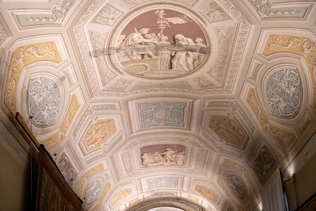 Il soffitto di una stanza è decorato con una varietà di dipinti e disegni
