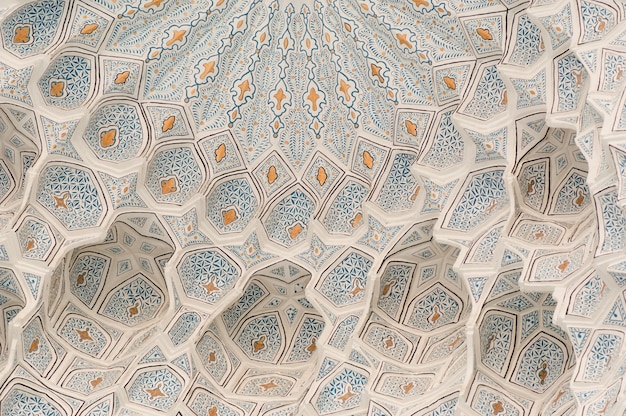 Il soffitto è scolpito con un antico ornamento asiatico Architettura dell'Asia centrale medievale