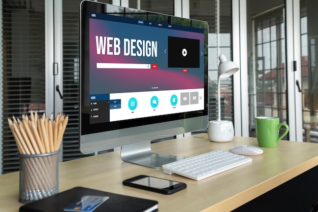 Il software di progettazione del sito web fornisce un modello di moda per le attività di vendita al dettaglio online