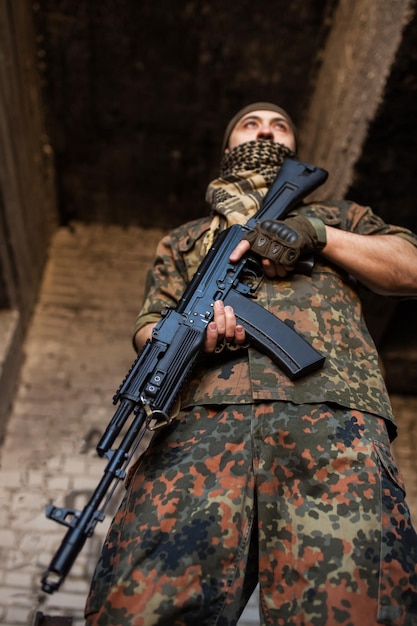 Il soldato arabo con il fucile d'assalto AK-47 Kalashnikov