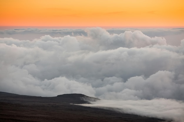 Il sole che sorge sopra le nuvole che costeggiano il Monte Kilimangiaro