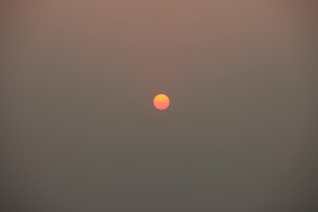 Il sole è avvolto dalla nebbia