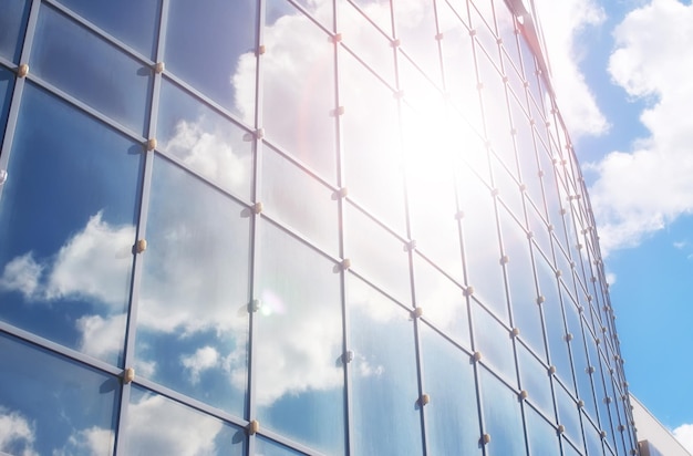 Il sole e il cielo in un edificio di vetro