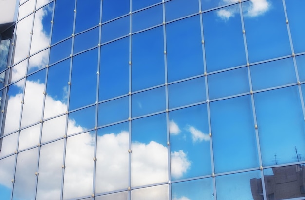 Il sole e il cielo in un edificio di vetro