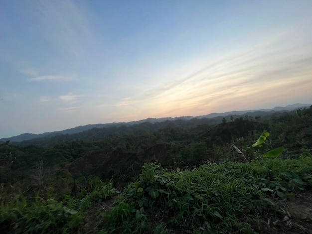 Il sole è tramontato sulla collina