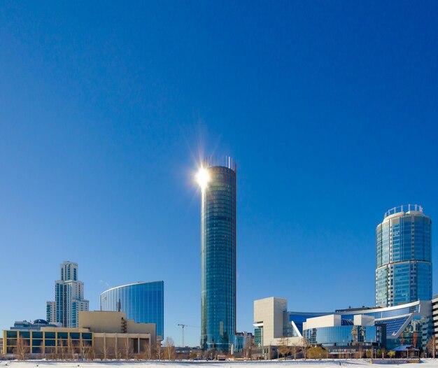 Il sole è vicino alla sommità di un alto edificio.