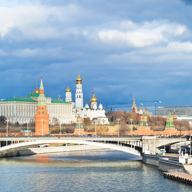 Il sole ha illuminato il fiume Moscova e il Cremlino di Mosca