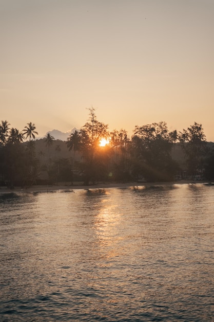 Il sole sorge al mattino sul mare sull'isola