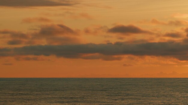 Il sole sorge sopra il mare estate astratto sfondo naturale l'alba sopra il mare calmo