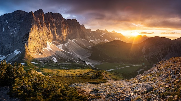 Il sole sorge su una catena montuosa