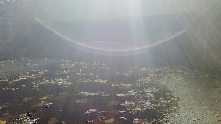 Foto il sole splende attraverso le nuvole