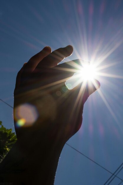 Il sole splende attraverso le nuvole