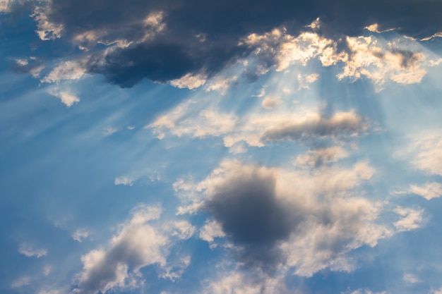 Il sole splende attraverso le nuvole